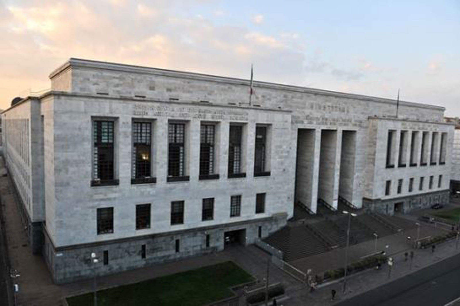 Licenziamenti, il Tribunale di Milano è giudice europeo: contratto a termine tutelato dall’art.18